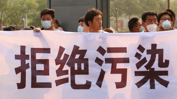 Tianjin protesters with a banner that reads 'No Pollution'.