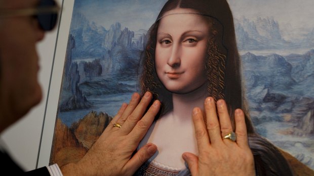 A blind person feels a copy of 'La Gioconda from Da Vinci's workshop' at the Prado.