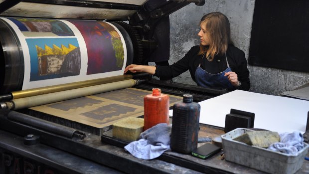 Laure Masson prints <i>The Age</i> artist Jim Pavlidis' lithographs at Atelier Clot in Paris.