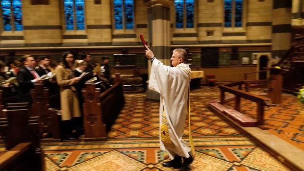  A candlelight Easter Sunday Service was held at St Paul's Cathedral.