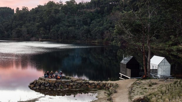 It includes 10 minutes of dry heat starting at 60 degrees, then an increase in temperature and steam, followed by a plunge into the lake's waters.