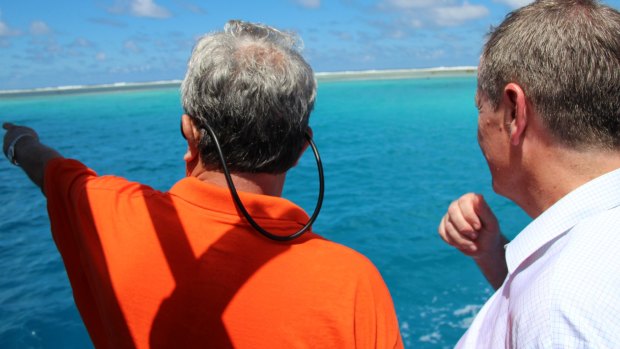Marshall Islands' Foreign Minister Tony de Brum showing Australian Opposition Leader Bill Shorten where the island of Anebok had once been.