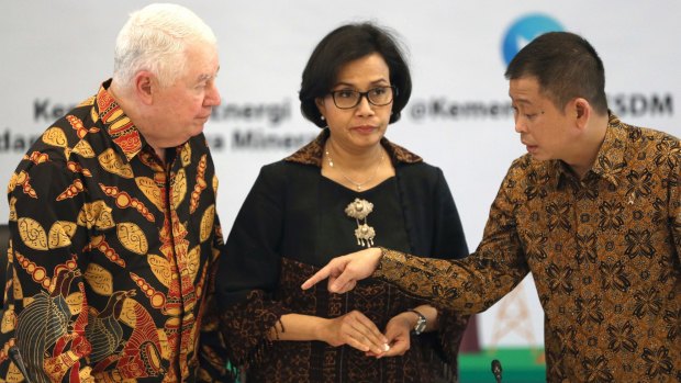 Richard Adkerson, chief executive of Freeport-McMoRan Copper & Gold Inc.; Indonesian Finance Minister Sri Mulyani Indrawati; and Energy and Minerals Minister Ignasius Jonan in Jakarta.