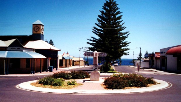 Community leaders in Ceduna hope a trial that restricts welfare payment spending will curb the harm caused by alcohol, drug and gambling addiction.