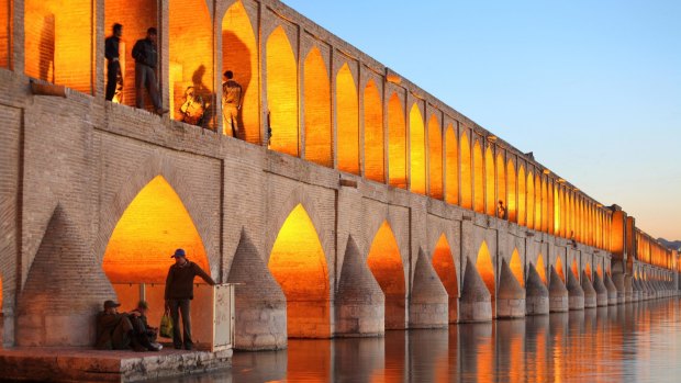 Khajoo Bridge over the Zayandeh River in Esfahan, Iran.