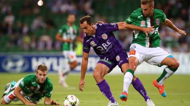 Richard Garcia of Perth Glory and Sam Gallagher of Newcastle vie for possession.
