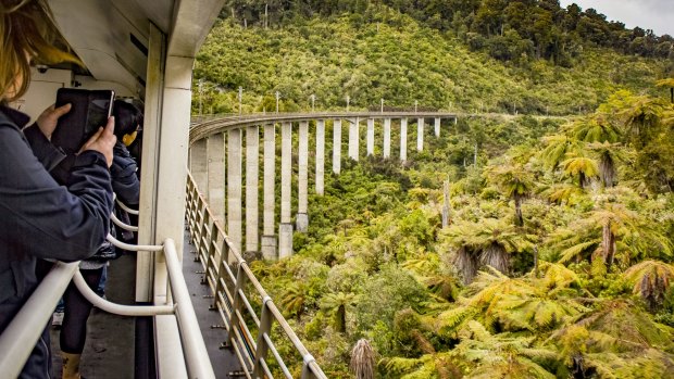 Northern Explorer passing through the Hapuawhenua viaduct.