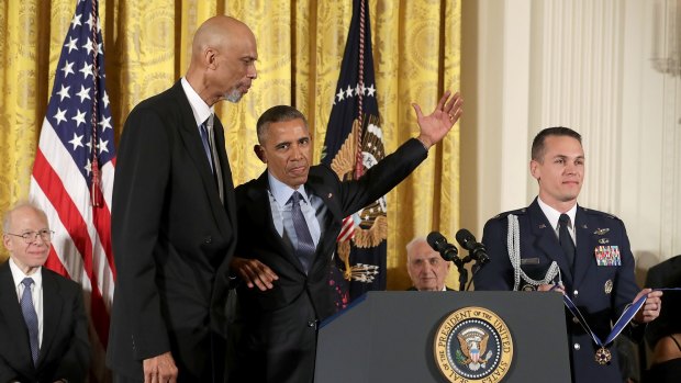 Barack Obama pretends to 'skyhook' over Kareem Abdul-Jabbar.