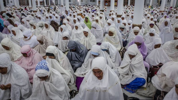 Indonesian women pray in Aceh. 