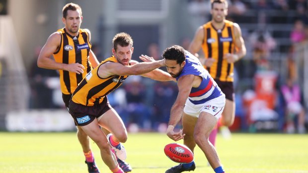 Hawthorn's Brendan Whitecross competes for the ball with Brett Goodes of the Bulldogs.