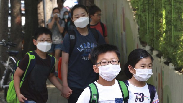 South Korean elementary school students wear masks as a precaution against the virus on Sunday. 