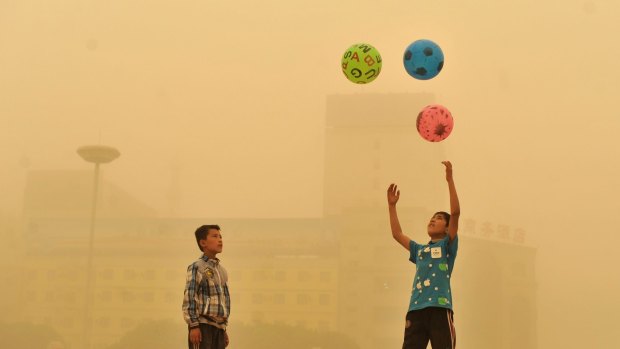 A sandstorm in Kashgar city in northwestern China's Xinjiang Uighur Autonomous Region last Sunday.