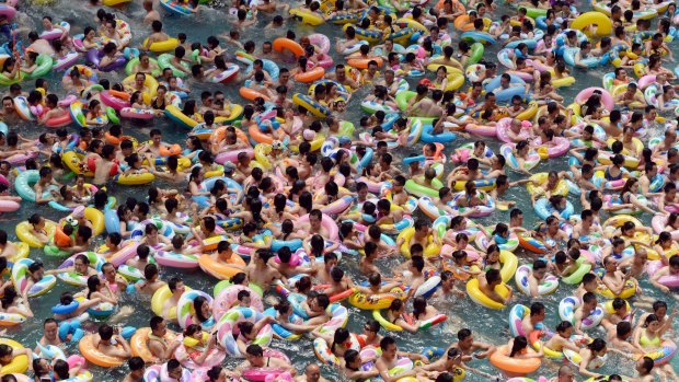 The crowd at Chinese Sea of Death tourist resort in Daying County escapes high temperatures earlier this month.