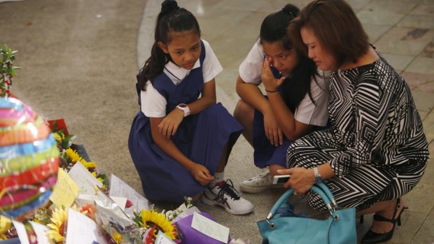 Singaporeans at a makeshift memorial for Lee Kuan Yew at the Singapore General Hospital.