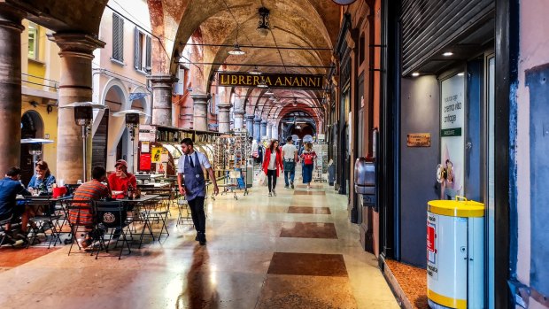 The archway of Portico della Morte in Via De Musei in Bologna.