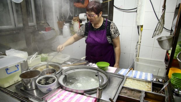 Made-to-order tofu noodle soup at Sopa de Fitas Ving Kei.