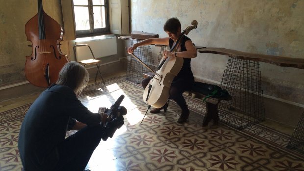 Scott Hicks filming cellist Sharon Draper in <i>Highly Strung</i>.