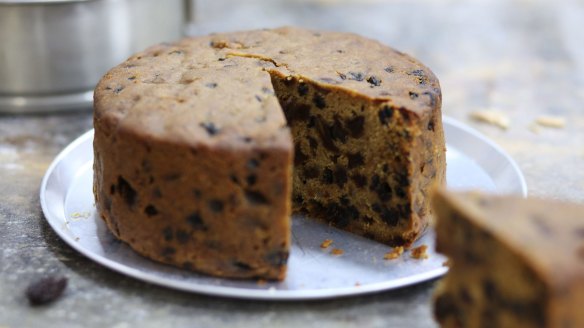 When making Christmas cake, use cold and firm butter and don't use very fresh eggs. 