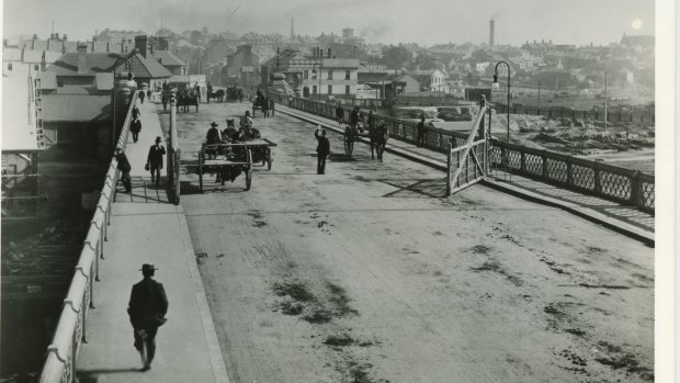 Preparing to open the Pyrmont Bridge swing gate in 1902.