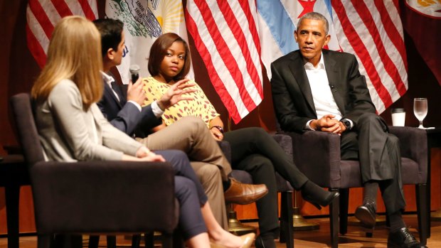 Barack Obama listens to Ramuel Figueroa, second from left, as Kelsey McClear, left, and Tiffany Brown at the University of Chicago.
