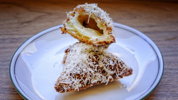 Mozzarella en carrozza meets cacio e pepe.