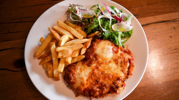 Served with chips (never fries) and a piquant salad, a good 'parmi' is a thing of beauty. 