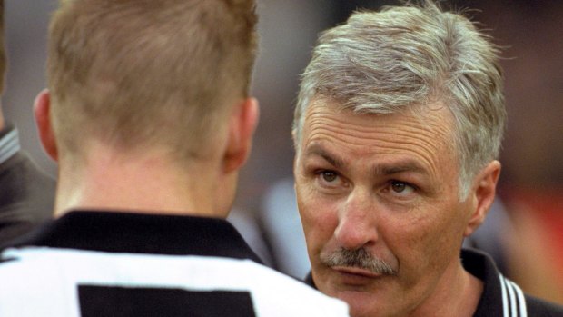 Malthouse gives directions to Nathan Buckley during the three-quarter-time break in the match between Collingwood and West Coast, round 11, 2000.