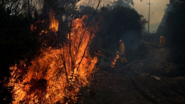 A bushfire is menacing parts of Port Kennedy and Secret Harbour.