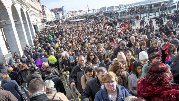 威尼斯不再是一个生活的城市,得分比实际更多的游客威尼斯人拥挤泻湖,桥梁和人行道。