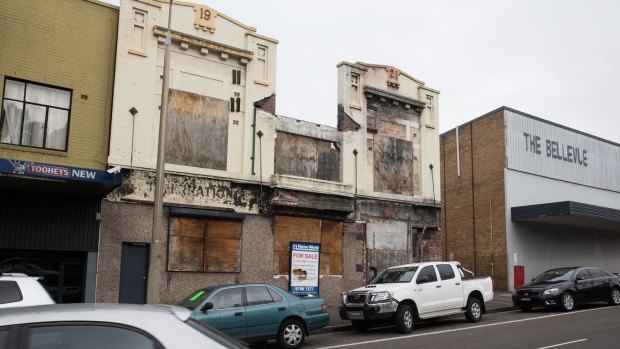 The damaged El Telegraph building.