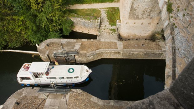  A  boat passing under Pont Valentre.