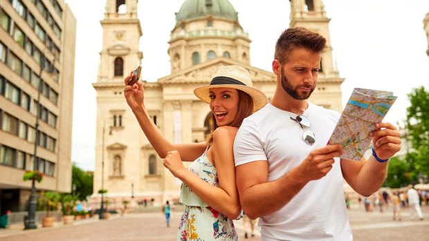 Staring at maps, taking selfies ... these are just two of the ways you can advertise to the world that you're a tourist.