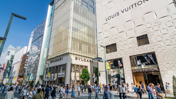 In Ginza on weekend afternoons, the central Chuo Dori street is closed to automobile traffic and becomes a large pedestrian zone. 