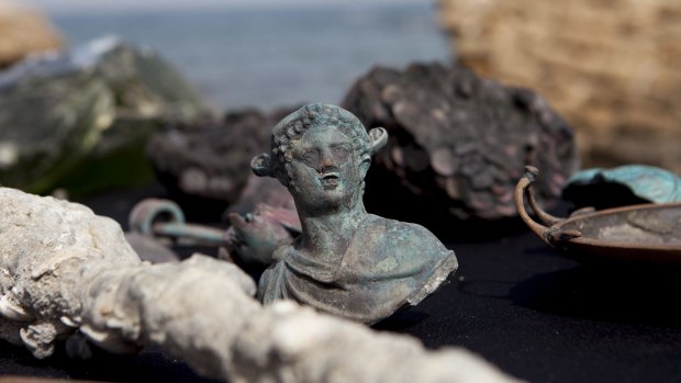Israeli archaeologists say two divers have made the country's biggest discovery of Roman-era artifacts in three decades.