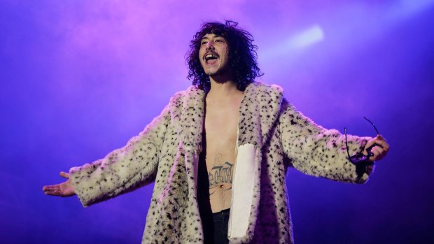 Sticky Fingers frontman Dylan Frost has revealed he is struggling with alcohol addiction and bipolar schizophrenia.