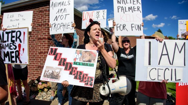 US outrage in front of the hunter Walter Palmer's dental practice in Minnesota, US.