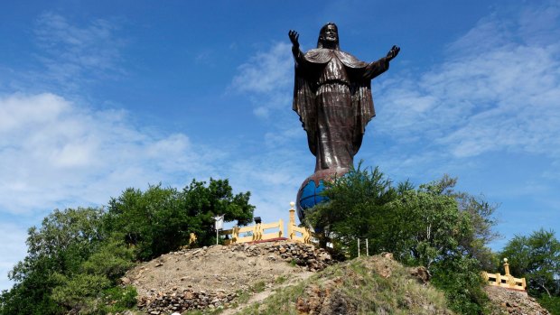 Hike up 500 steps to the 27-metre Cristo Rei statue, the world's second largest Jesus statue after Rio's Christ the Redeemer. 