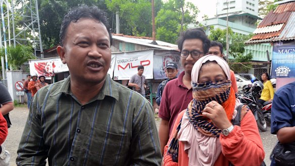 Dewi Retno Atik, wife of executed drug convict Namaona Dennis, leaving the maximum security prison Nusa Kambangan in Cilacap with her lawyer on January 17.
