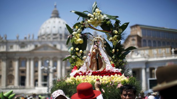 Bolivian faithful carry a statue of blessed Virgin at the end of a Sunday Angelus prayer by Pope Francis in Saint Peter's square at the Vatican June 28, 2015. REUTERS/Alessandro Bianchi