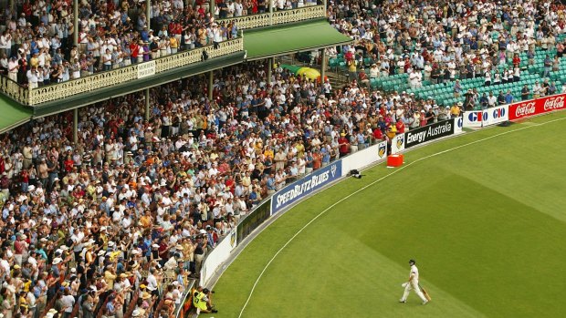 Steve Waugh receives a warm ovation from the SCG crowd during the third day of the fifth Ashes test between Australia and England on January 4, 2003.