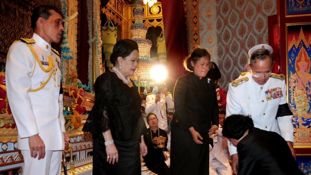 King Bhumibol Adulayadej, right,  talking with late Princess Galyani's daughter and flanked by Crown Princess Maha Chakri Sirindhorn, Queen Sirikit, and Crown Prince Maha Vajiralongkorn.