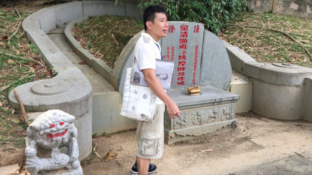 Tiong Bahru Heritage Volunteers guide Lip Sin at the grave of Tang Tock Seng,businessman and philanthropist.