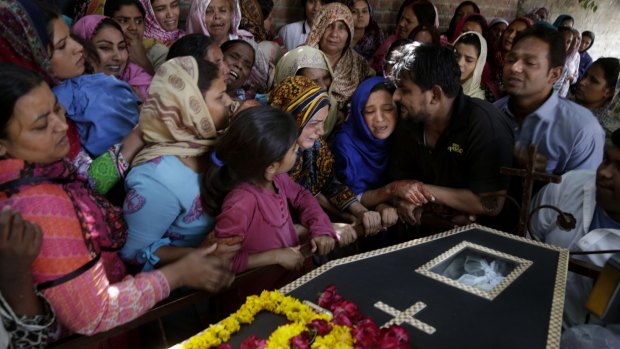 Pakistani Christian women mourn.