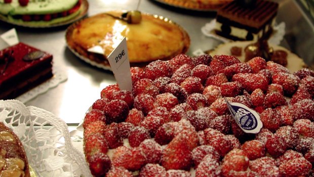 Tasty treats in an elegant café-patisserie in the rue Montorgueuil.