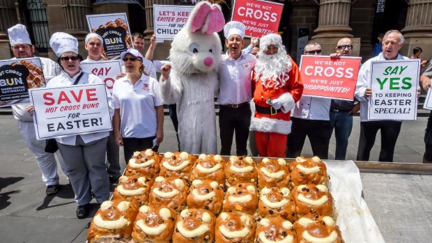 Bakers want supermarkets to keep Easter away from Christmas. 