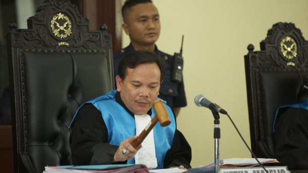 The Chief Judge of a three judge panel bangs his gavel after ruling on an appeal by lawyers for two of the Bali Nine drug smugglers on April 6, 2015 in Jakarta.
