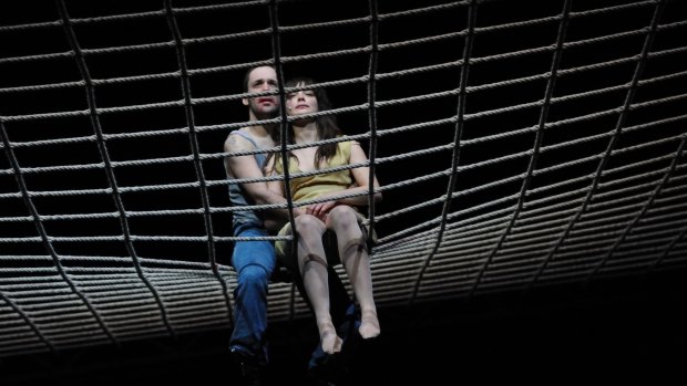 Suspended in life - Felix Knopp and Franziska Hartmann in Woyzeck.