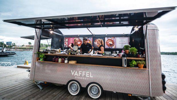 卡车销售新鲜煮熟的华夫饼干在奥斯陆,挪威。