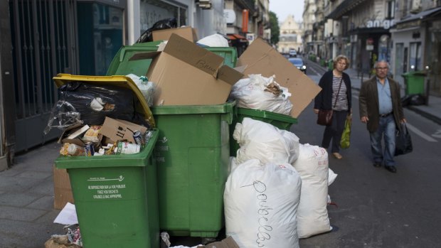 Paris streets are choking up with overfilled bins and garbage bags as a new wave of strikes disrupts rubbish collections.