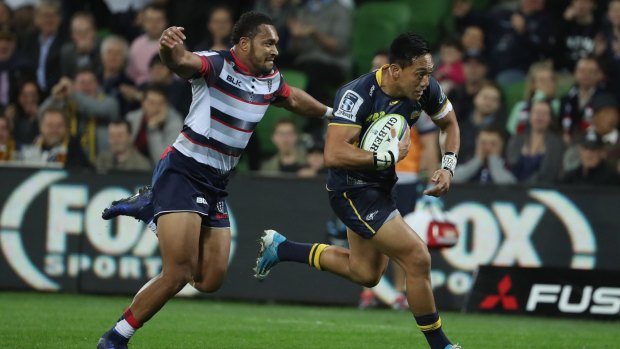 Christian Lealiifano playing against the Melbourne Rebels.